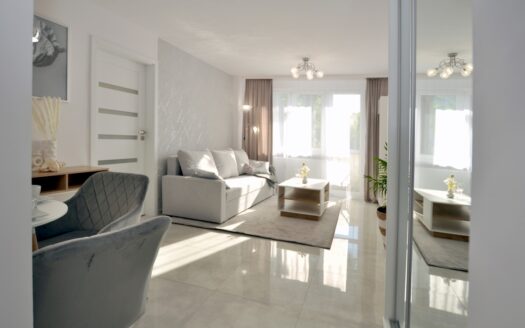 Apartament | 1 Piętro | Prywatny Parking | Balkon