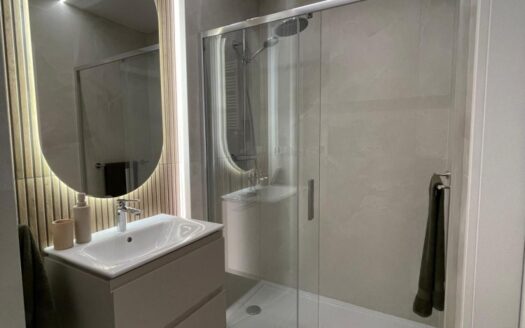 Nowoczesny apartament z balkonem i widokiem