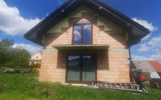 Ładny nowy dom do wykończenia w Porębie.
