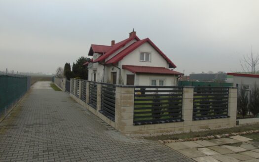 Dom Jednorodzinny , zaplecze ogrodnicze pow 4980m2