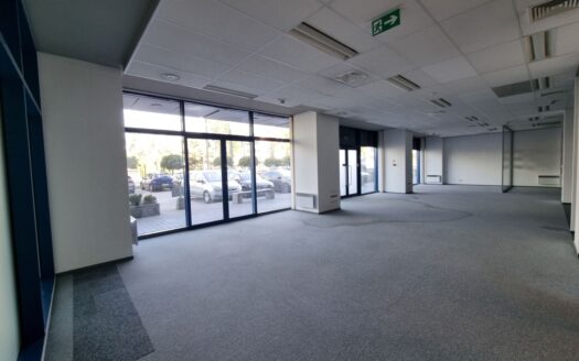 Lokal biurowo-usługowy na parterze