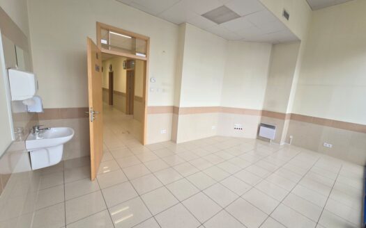 Lokal na I piętrze z własną windą