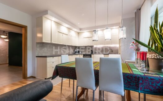 Funkcjonalny lokal usługowy z wygodnym mieszkaniem