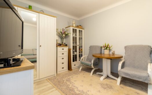 2 pokoje w kamienicy z widną osobną kuchnią !