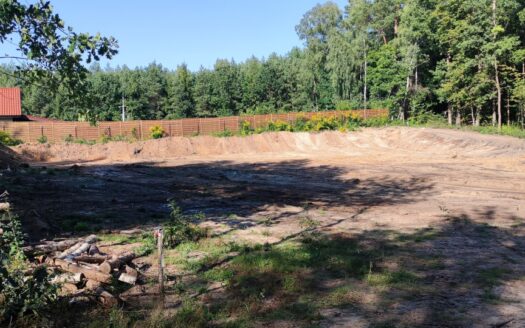 Działka z PNB Kieźliny – Olsztyn otoczona lasem