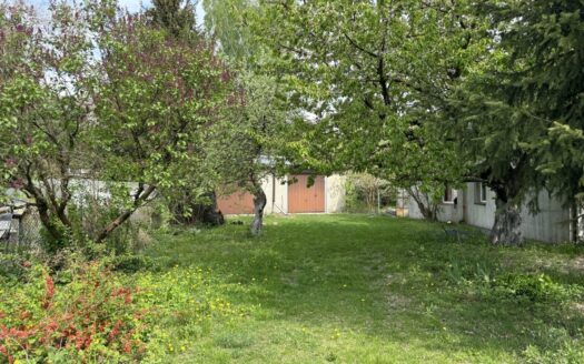 Działka z garażami, pozwoleniem na bud. projektem.