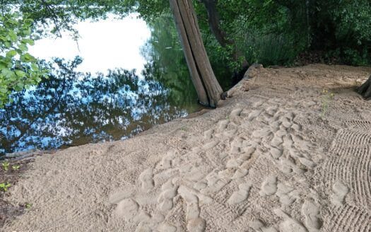 Działka z WZ, linią brzegową jeziora i winnicą