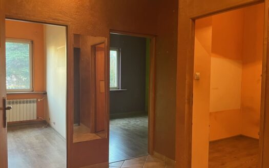 2/3 pokoje, kuchnia ze spiżarnią, ogródek, do rem.