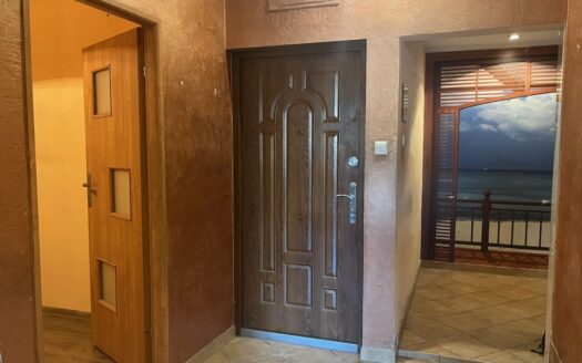 2/3 pokoje, kuchnia ze spiżarnią, ogródek, do rem.