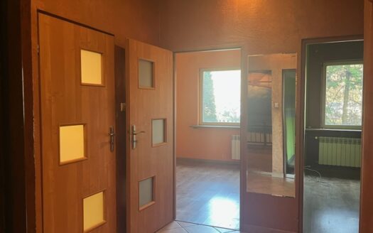 2/3 pokoje, kuchnia ze spiżarnią, ogródek, do rem.