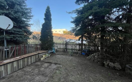 2/3 pokoje, kuchnia ze spiżarnią, ogródek, do rem.