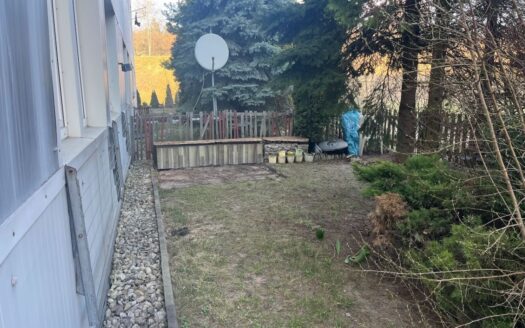 2/3 pokoje, kuchnia ze spiżarnią, ogródek, do rem.