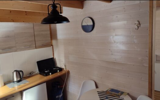 8 domków lub jeden,450m od plaży w Dębina .