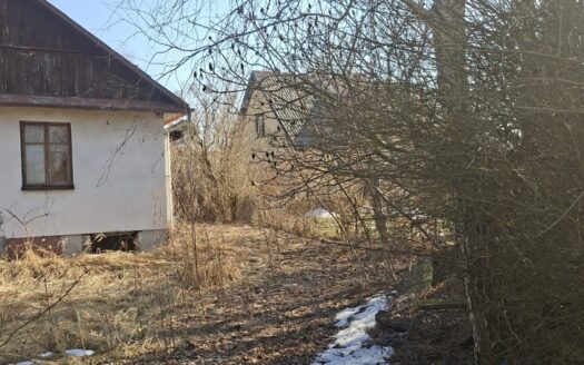 Działka budowlana z zabudowaniami do rozbiórki.