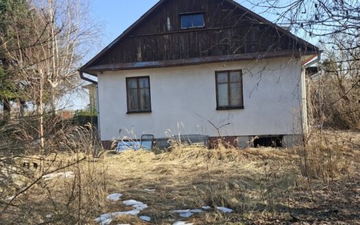 Działka budowlana z zabudowaniami do rozbiórki.