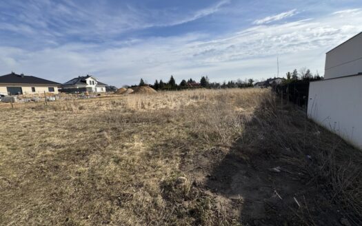 Przestronna działka w Baranowie z WZ- bezpośrednio