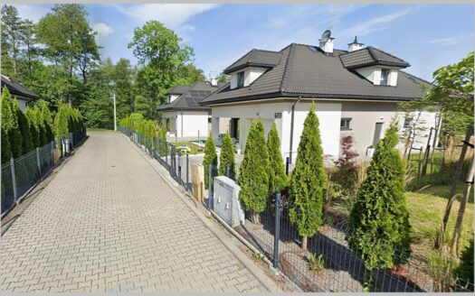 Dom jednorodzinny parterowy z poddaszem użytkowym.