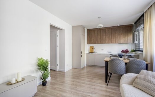 | bezpośrednio | wysoki standard | garderoba |