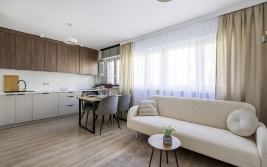 | bezpośrednio | wysoki standard | garderoba |