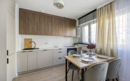 | bezpośrednio | wysoki standard | garderoba |