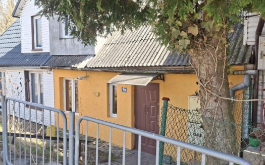 Połowa domu dwurodzinnego.