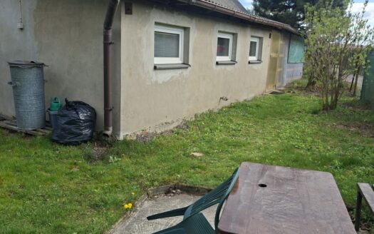 Parterowy przedwojenny dom jednorodzinny.