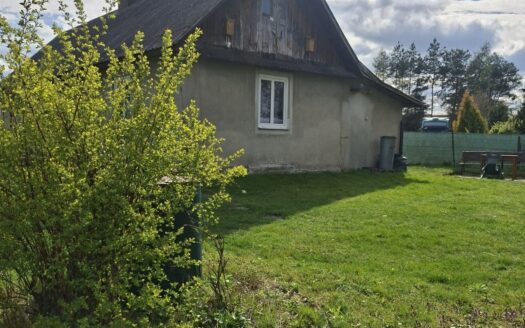 Parterowy przedwojenny dom jednorodzinny.