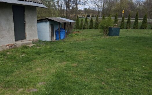 Parterowy przedwojenny dom jednorodzinny.