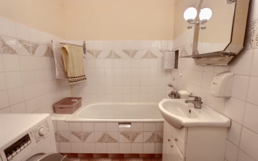 3 pokoje kuchnia duży balkon. Blok pośród drzew