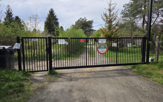 Dwie sąsiadujące działki ROD z domkami i mediami