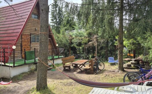 Domek letniskowy w lesie nad jeziorem z sauną