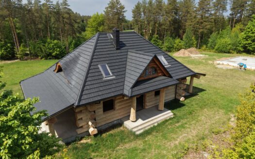 Wyjątkowy dom z bala świerkowego nad jeziorem