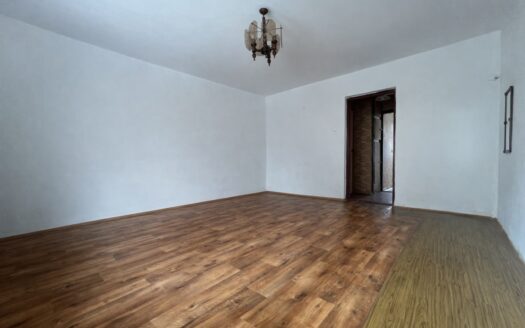 1 lub 2 pok do remontu 33m² + 4m² piwnica, parking