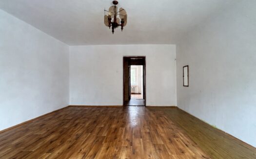 1 lub 2 pok do remontu 33m² + 4m² piwnica, parking